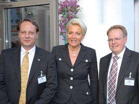 Thomas M&uuml;ller mit Rosenheims Oberb&uuml;rgermeisterin Gabriele Bauer und Vorstand Christian Sachslehner